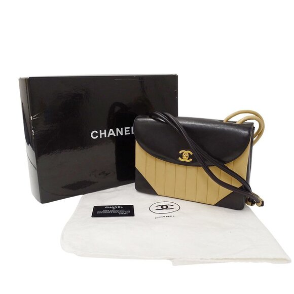 CHANEL Black Lambskin Leather Shoulder Bag - Picture 5 of 16